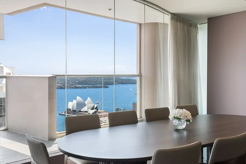 The Rocks 3 Slaapkamer World class sub-penthouse offering a front row seat to world class views