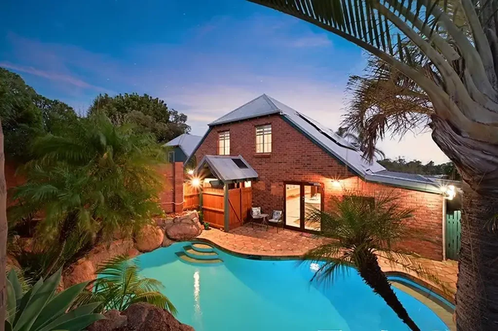 Kingsley 4Kwarto Character-Filled Two-Storey Kingsley Family Home with Pool on 724sqm
4 Bedrooms | 2 Bathrooms | Study | Multiple Living Areas | Swimming Pool