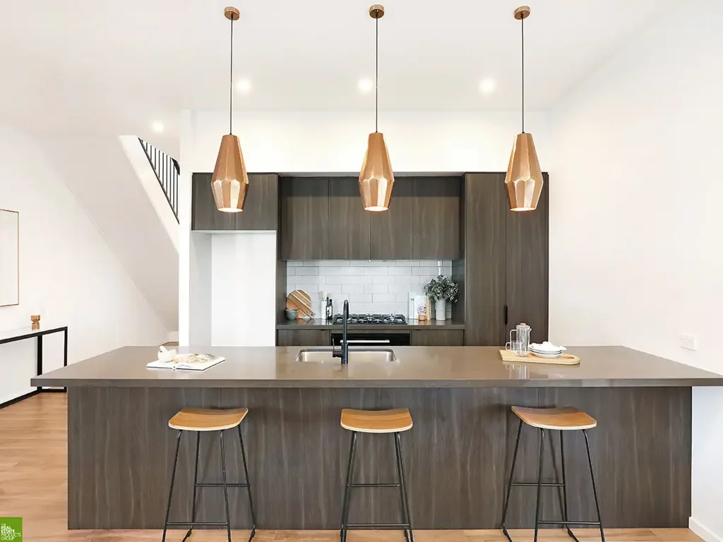 Fernhill 4房 独家精品综合体 私密四卧复式 现代装修 高级厨房 开放式布局 主卧套房步入式衣帽间 双车库 低维护庭院 便利交通 Freestanding Luxury in a Private Boutique Setting