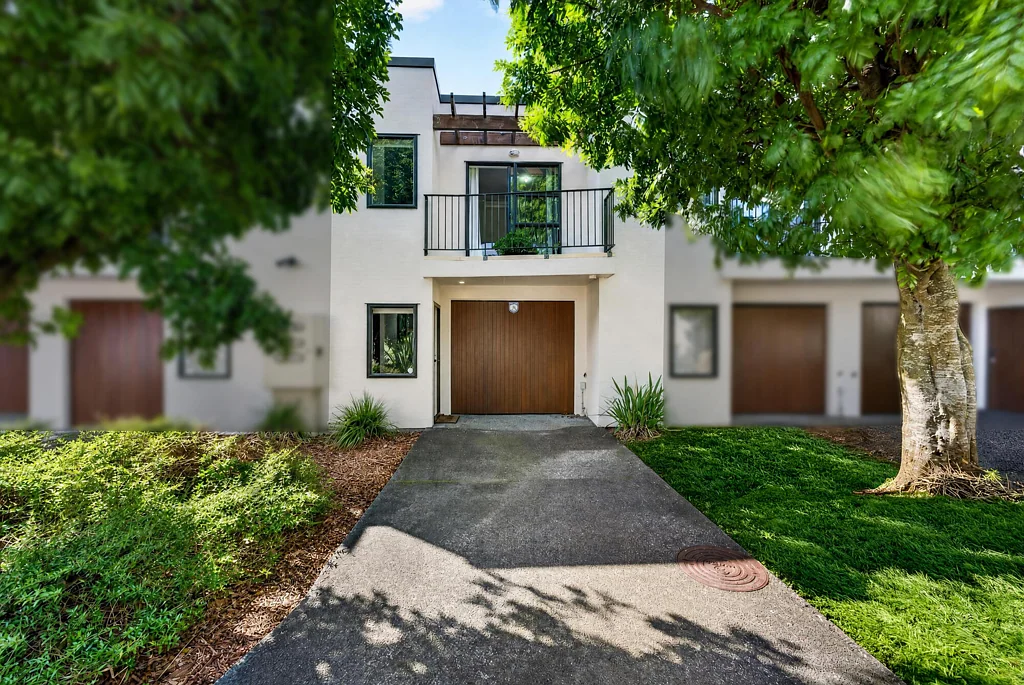 Te Atatu Peninsula 3 Bedroom Best in the Block. Furniture Can Stay.