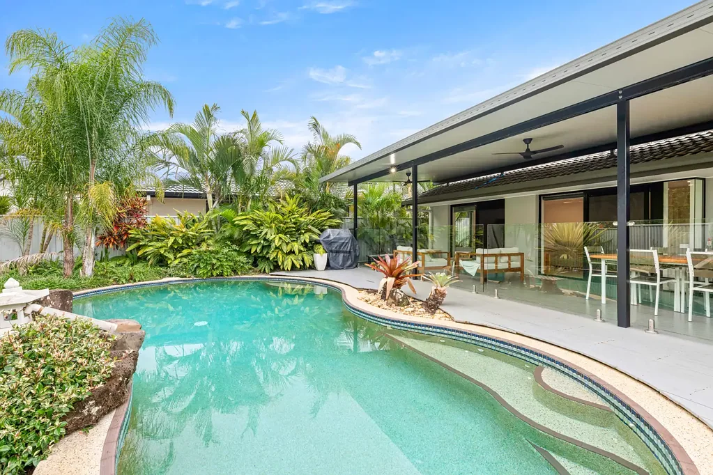 Bundall 4ห้องนอน Rare Opportunity: Dual Street Frontage in Prestigious Sorrento