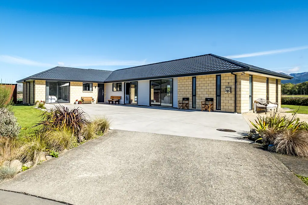 Hanmer Springs 4房  Extended family living and income potential!
