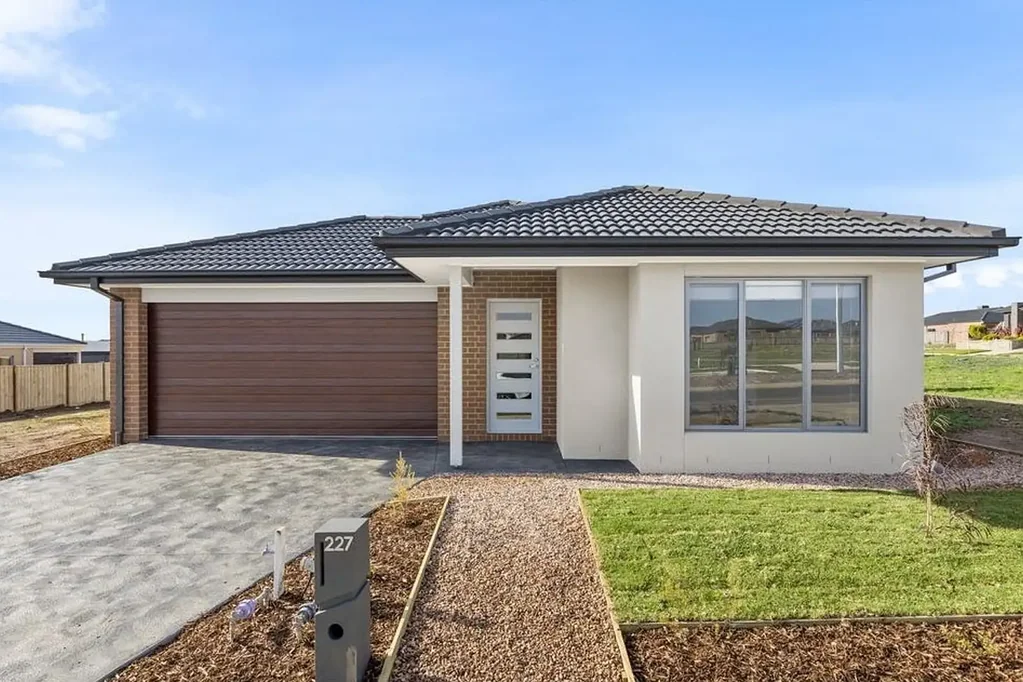 Charlemont 4chambre Contemporary Family Home in the Heart of Charlemont Rise
