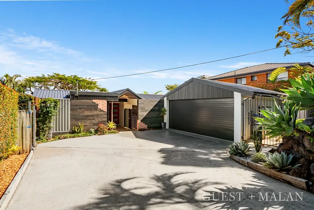 Banora Point 4 Bedroom Meticulously Finished Home With Sweeping Views