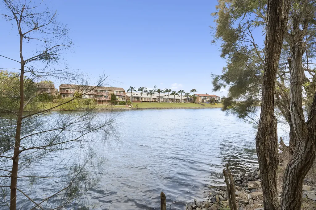 Varsity Lakes 3房  Single-Level Waterfront Living in a Coveted Varsity Lakes Location