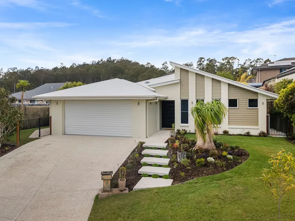 Upper Kedron 4房 宽敞735平米地块 现代化设计 三区生活空间 盐水泳池 精致花园 优质学区 便捷购物 交通便利 宁静便利 Family Living with Space, Style and Poolside Entertaining