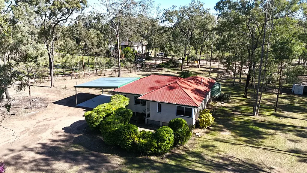 Adare 3房 宽敞卧室三间 主卧带空调 现代厨房舒适 宽敞客厅全年 独立洗衣房美 2.5英亩庄园 井池便利生活 水泥车库宽敞 持续雨水收集 乡村魅力便捷 UNDER CONTRACT