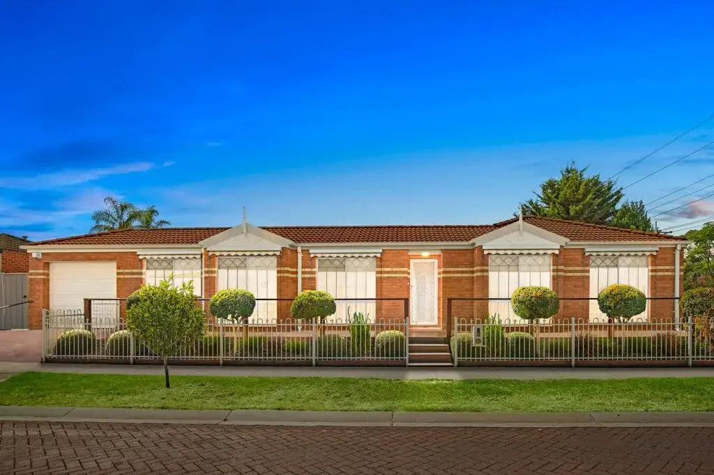 Low Maintenance Living In Central Location!