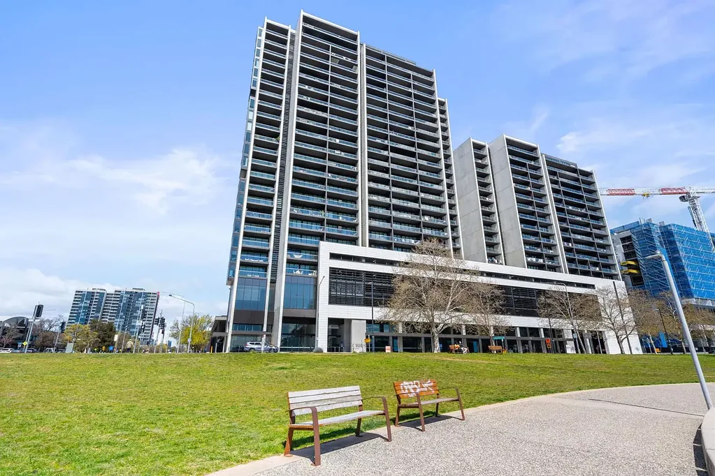 Belconnen 2Kwarto Lakeside Living with Modern Comfort and Uninterrupted Views