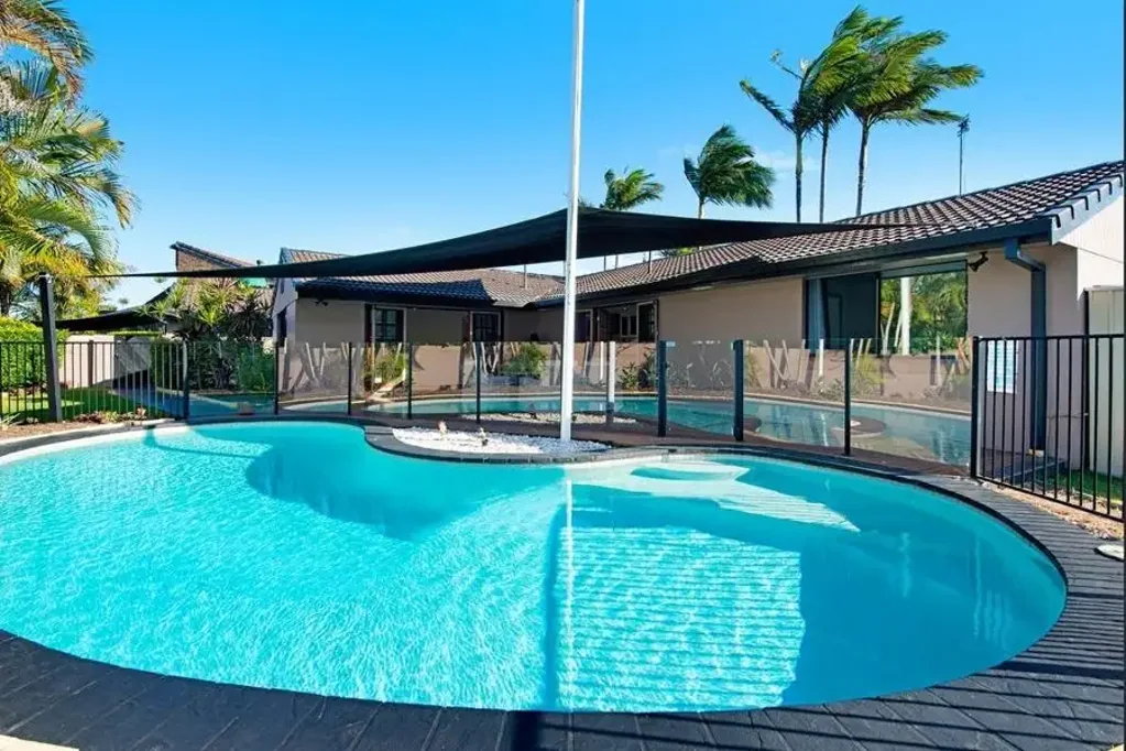 LUXURIOUS FAMILY ENTERTAINER IN SORRENTO - BE QUICK
