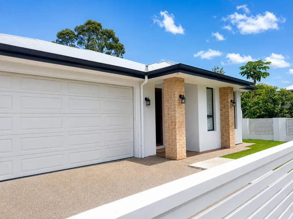 Rothwell 4Kwarto Lowset Luxury with High-End Finishes in a Prime Location