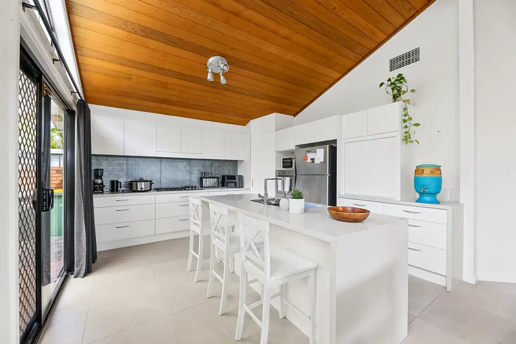 Burleigh Waters 4ਬੈੱਡਰੂਮ QUALITY FAMILY HOME IN A SOUGHT AFTER STREET