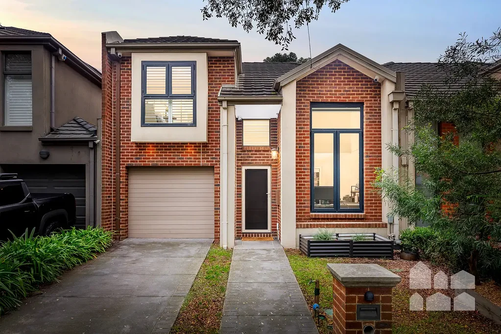 Yarraville 3房 三卧两卫联排别墅 Yarraville宁静角落 宽敞生活区 双层高度空隙 阳光厨房 低维护花园 车库+车位 家族友好社区 Relaxed family living meets location and lifestyle