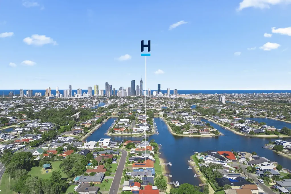 Broadbeach Waters 5房  Wide Water Single Level Living