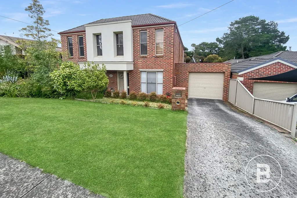 THREE BEDROOM TOWNHOUSE CLOSE TO SHOPS AND GOLF COURSE.
