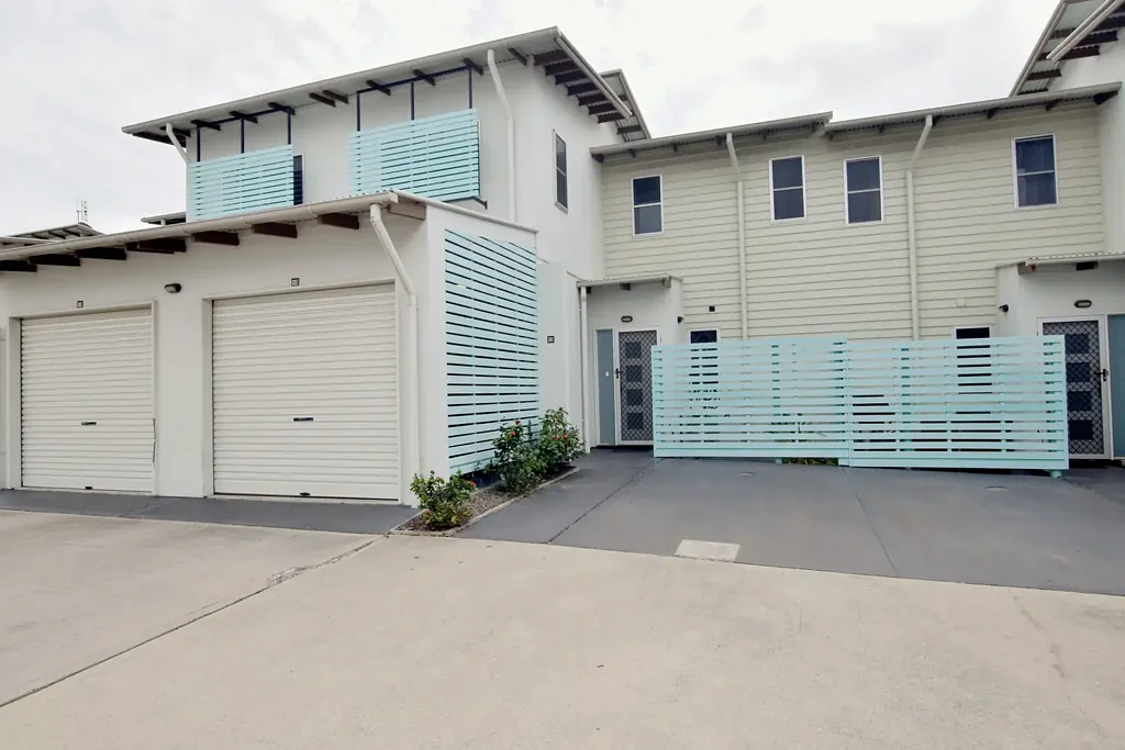 New Auckland 3房  SPACIOUS 2 STOREY TOWNHOUSE IN GATED COMPLEX…PRIVATE COURTYARD…SHARED POOL