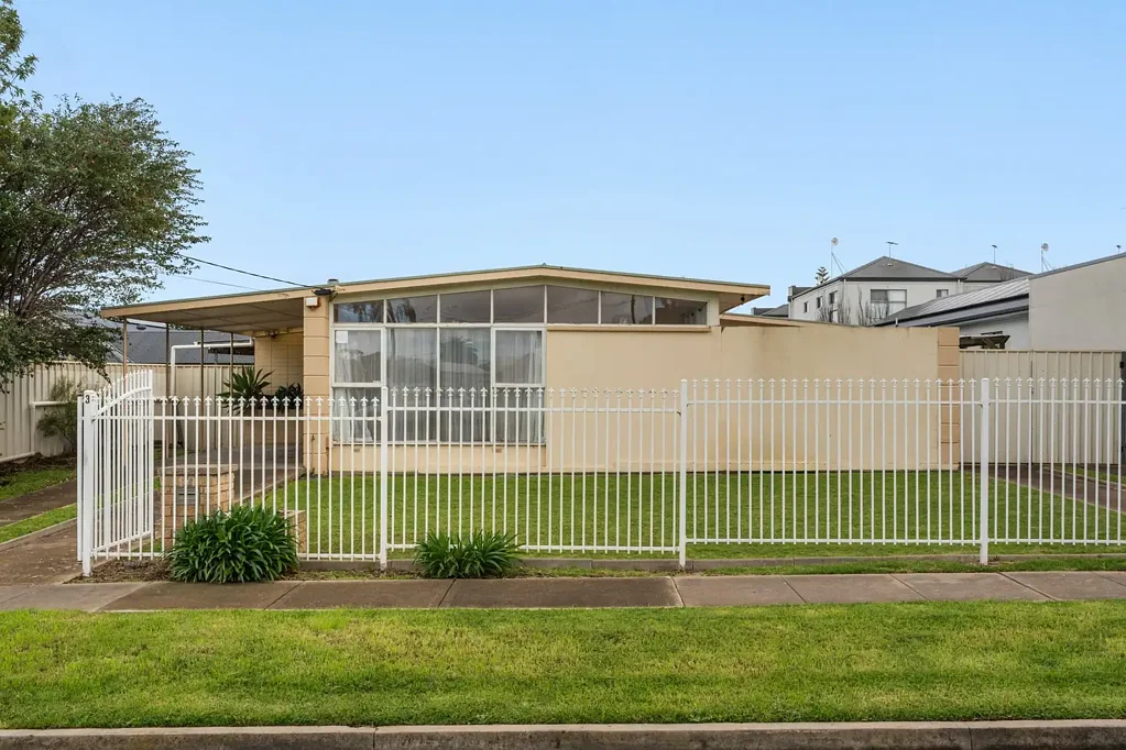 Christies Beach 2房  Beachside opportunity with room for growth