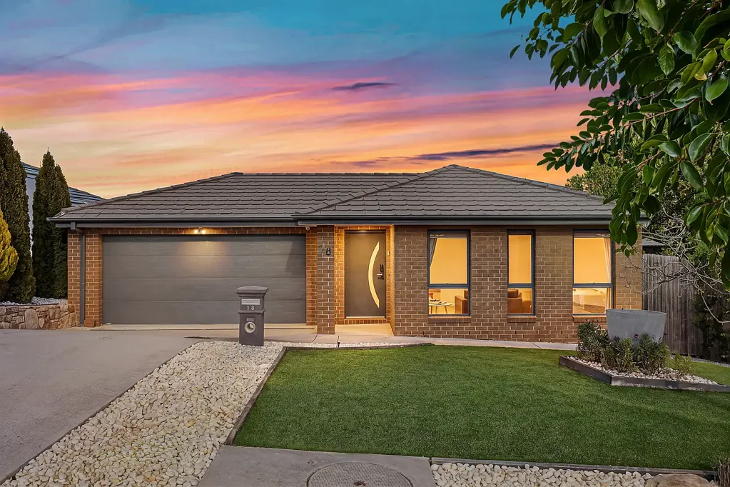 Ngunnawal 4Phòng ngủ Four Bedrooms, Generous Living Zones, One Standout Home.