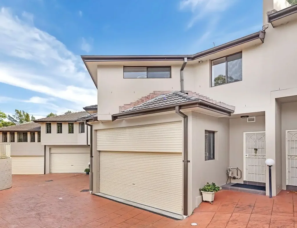 Modern, Spacious & Convenient Four‑Bedroom Townhouse