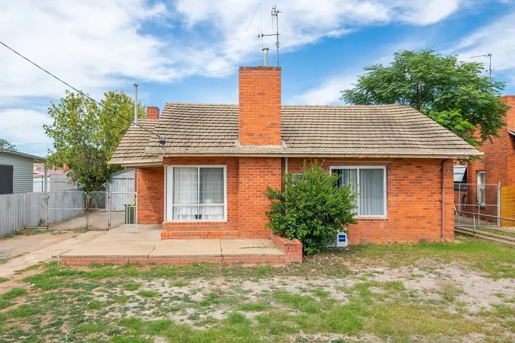 Shepparton 2部屋 Prime Investment Opportunity: Council-Approved Subdivision with Tenanted Home