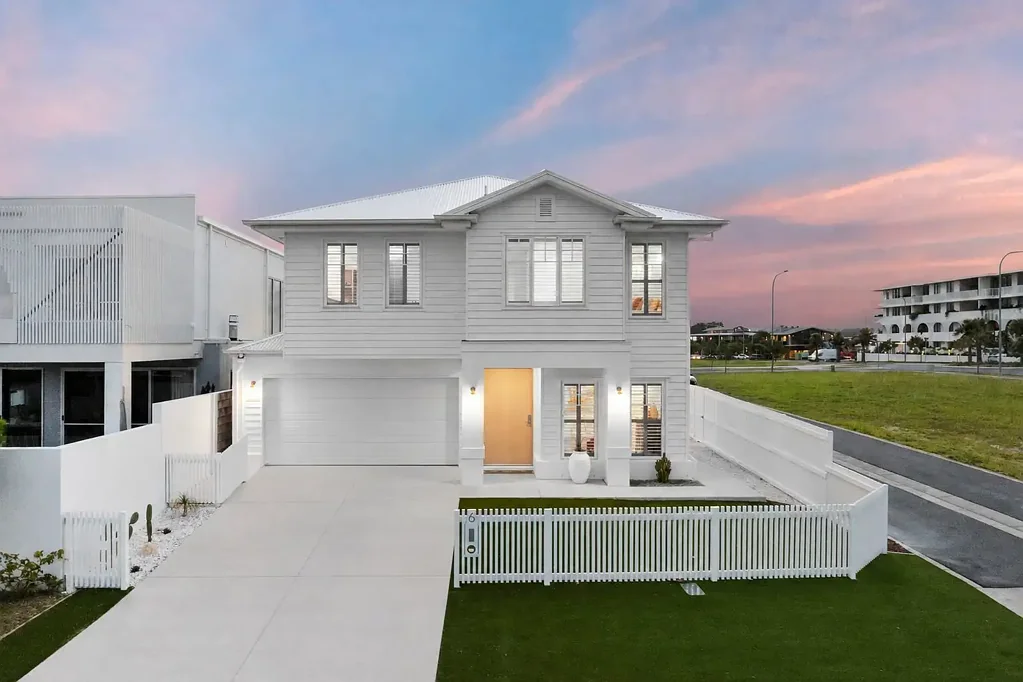 Casuarina 5chambre Near-New & Generously Proportioned Beachside Family Home. Central Location.
