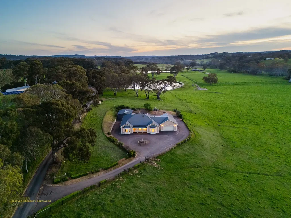 Woodside 4房  A Life Measured in Acres, Space and Possibility - 102 Productive acs - 69 meg Water lic - Bore & Dams - Dechellis Solid Brick Home - 25 mins To City.