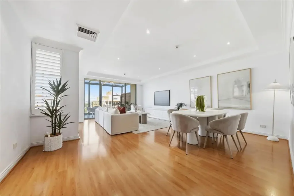 Bondi Junction 3房 安保严密高层 202sqm单层顶层 全景视野 宽敞室内外空间 主卧带步入式衣帽间 双并列车库 近Westfield交通 Single Level House-Sized Living with District Views
