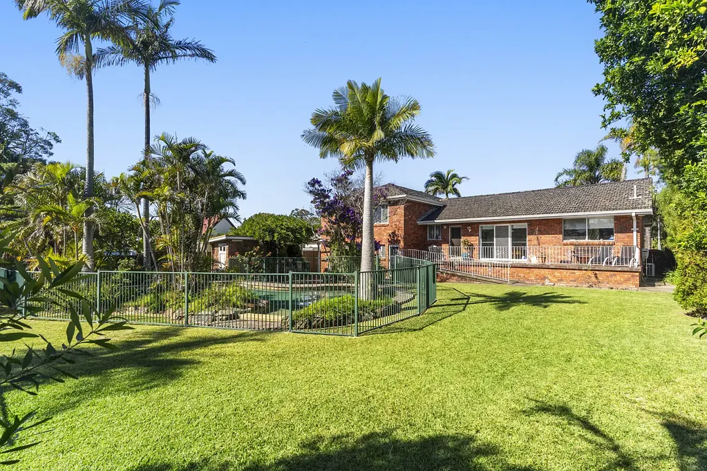 7-Month Lease on offer - family home with pool