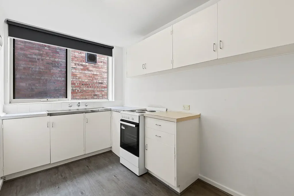 Spacious, affordable 2 bedroom in East Melbourne