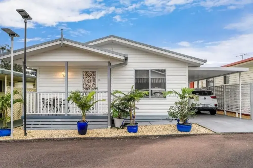 Chain Valley Bay 3 Bedroom Spacious Living With Multiple Parking Spaces