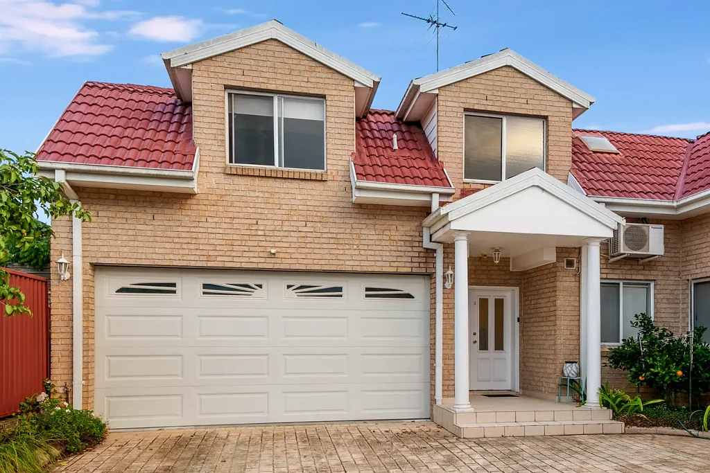Yagoona 3Zimmer Spacious Family Townhouse with House-Like Proportions - 328m2