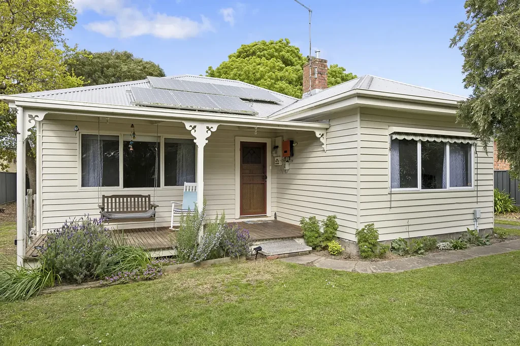 Colac 3Kwarto Character Home with Unlimited Potential!