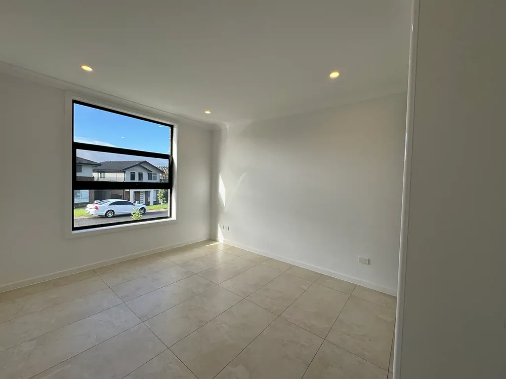 large 5 bedroom House for quick lease -two living areas