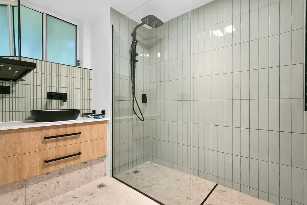 Stylish 2-Bedroom Unit with Dual Parking in Prime Toowong Location