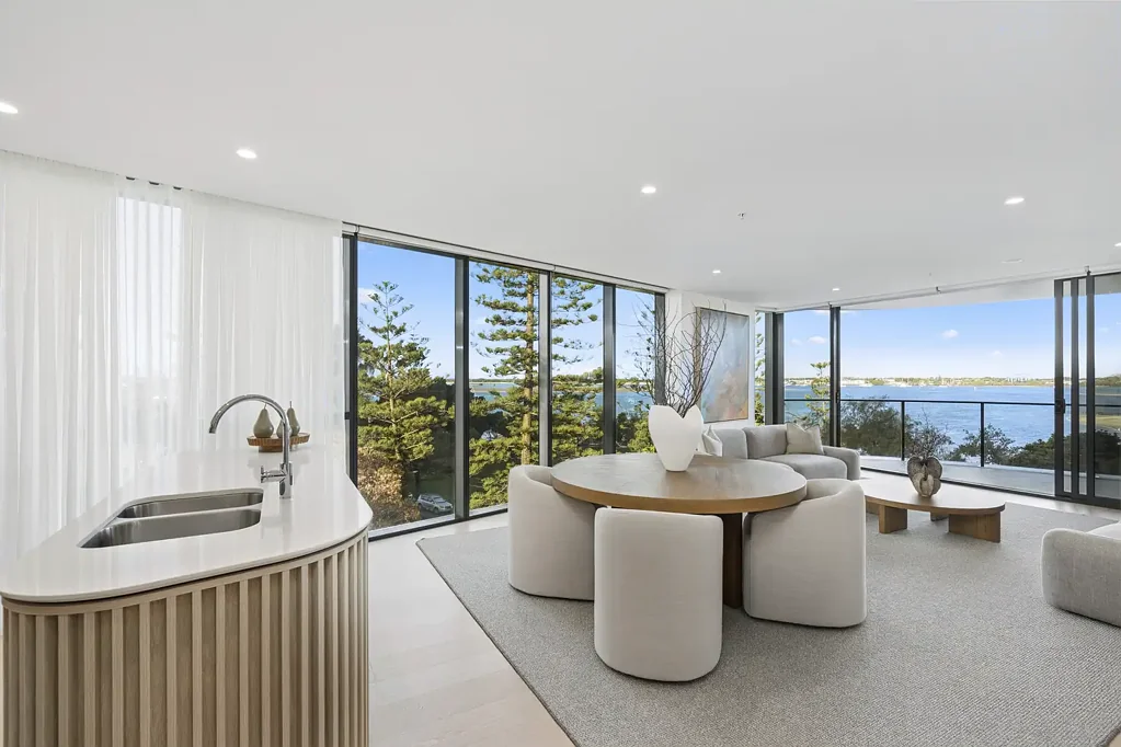 Labrador 3房  Prestigious North-East Aspect Showcasing Permanent Broadwater Views