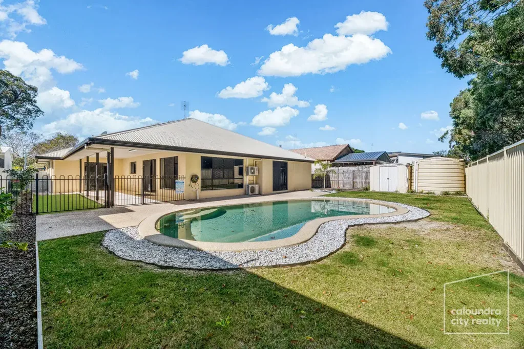 FAMILY HOME WITH A POOL IN PRIME LOCATION!