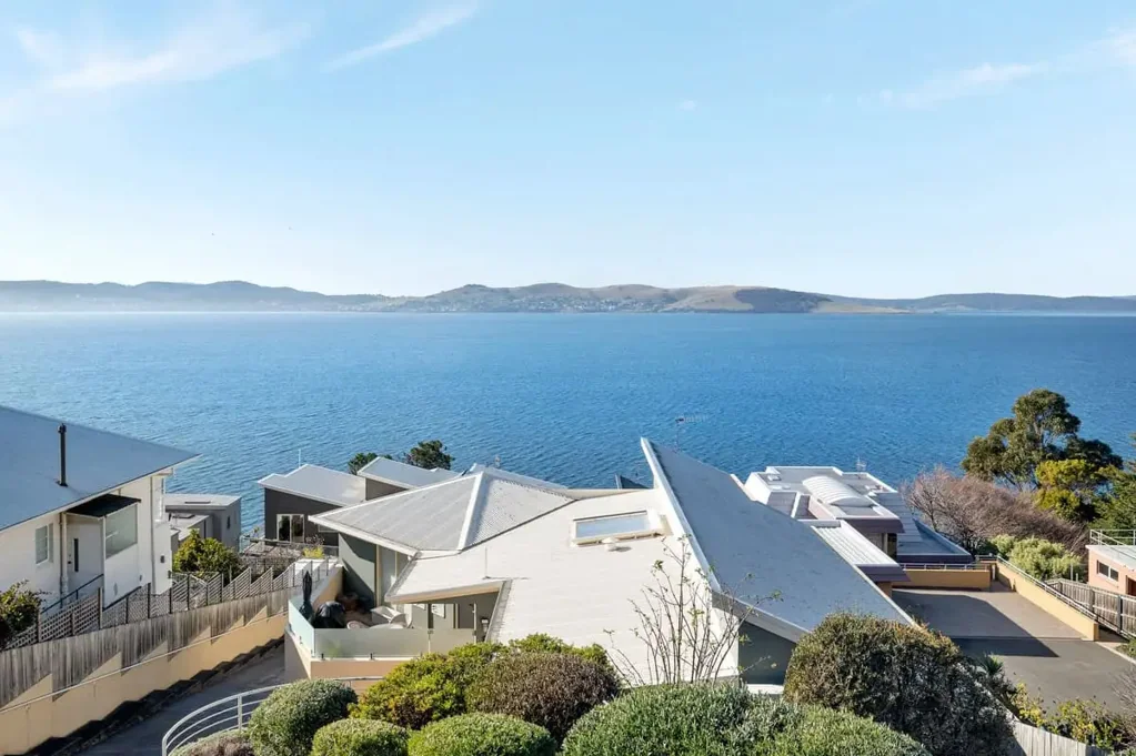 Sandy Bay 3ਬੈੱਡਰੂਮ Modern living with mesmerising water views