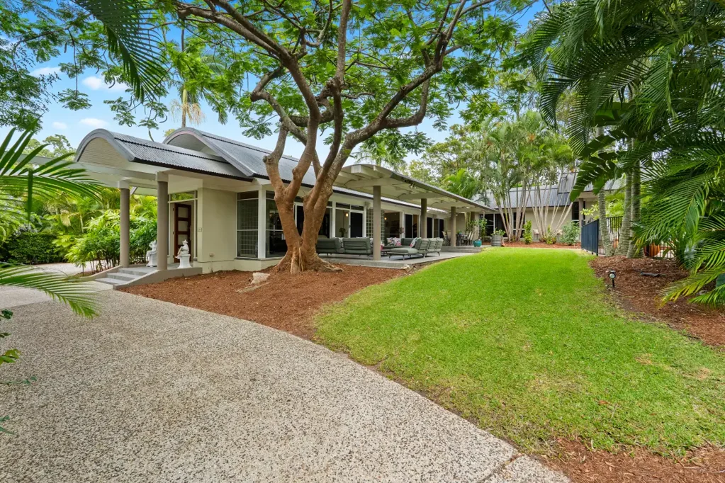 Robina 4Zimmer ARCHITECTURAL RESIDENCE POSITIONED ON A PRIVATE 2090 SQM BLOCK IN TIGHTLY HELD PIPERS POINT