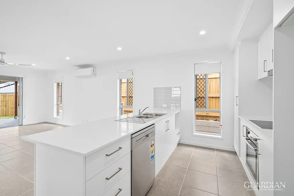 MODERN 4 BEDROOM NEW BUILD