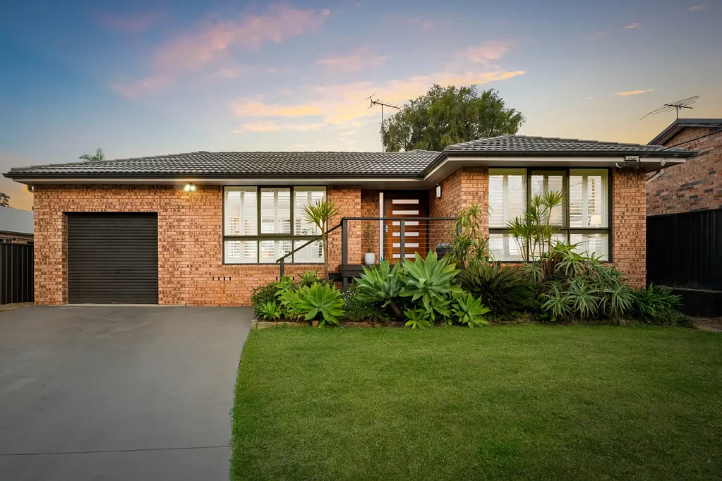 Berowra Heights 4कमरा Light-Filled Living with a Resort-Style Backyard