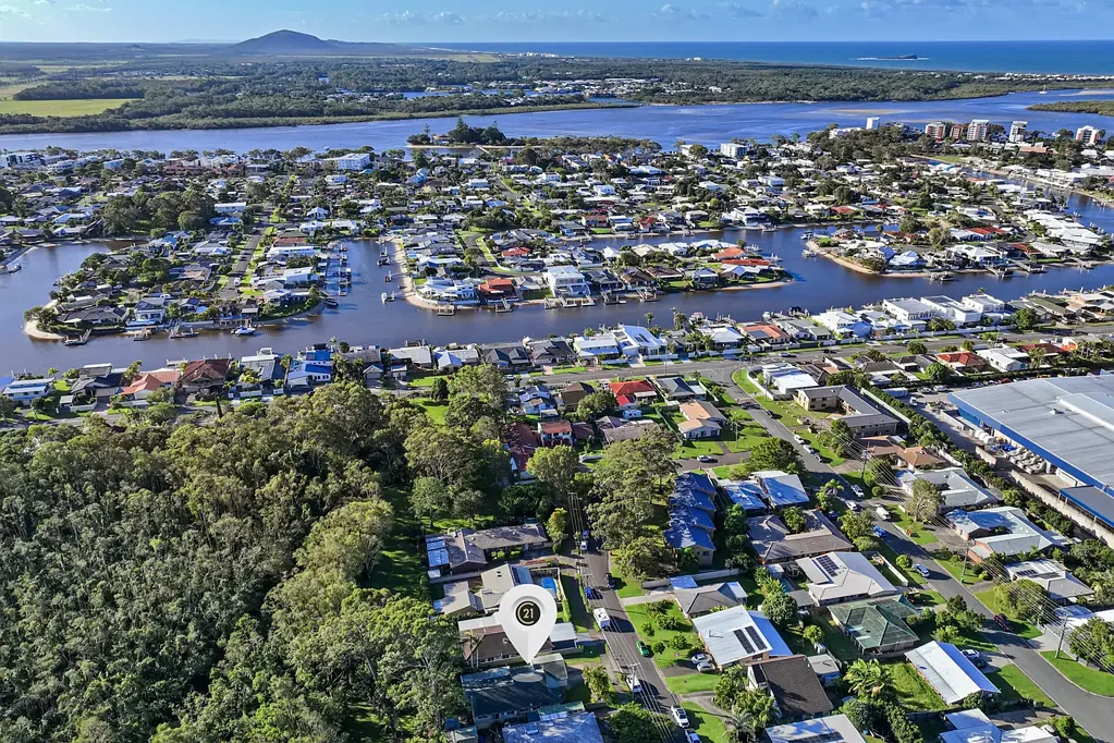 Maroochydore 3침실 Low Set Brick and Tile Home in Maroochy Waters Precinct – "Offers over $1,199,000"