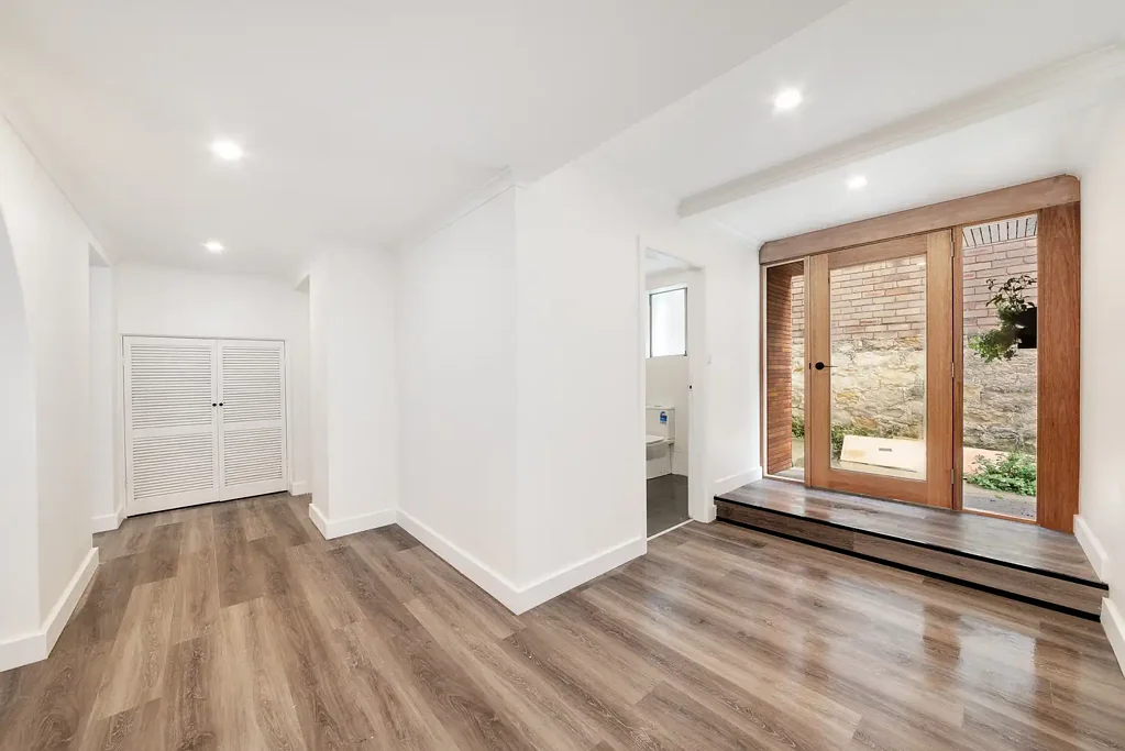TASTEFUL ONE BEDROOM LOCATED IN THE HEART OF WAVERLEY!