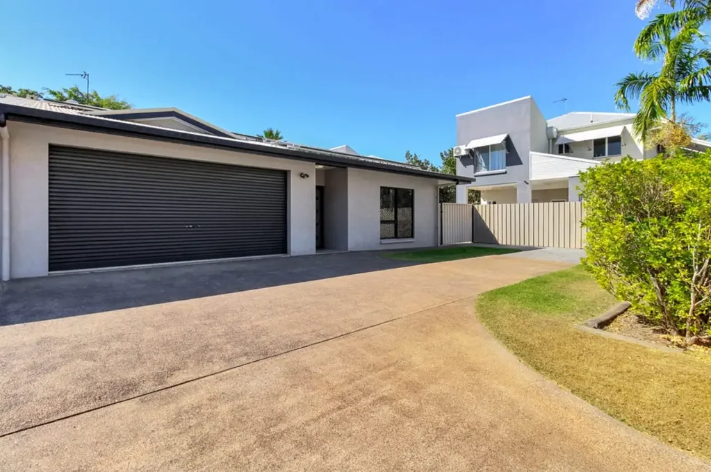 MODERN 4-BEDROOM DUPLEX WITH SOLAR, DOUBLE GARAGE & SIDE ACCESS!