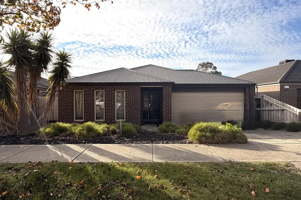 SPACIOUS FAMILY HOME WITH MULTIPLE LIVING AREAS!