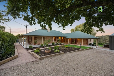 Montacute 8房  The Ultimate Multi-Generational Estate: Two Residences, Infinite Views, Absolute Privacy & Income Potential.