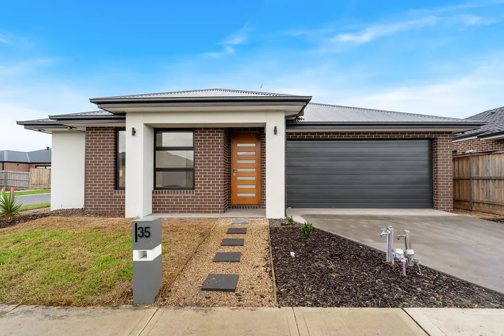 Beveridge 4침실 Modern Family Living with High Ceilings, Dual Living Zones & Premium Finishes