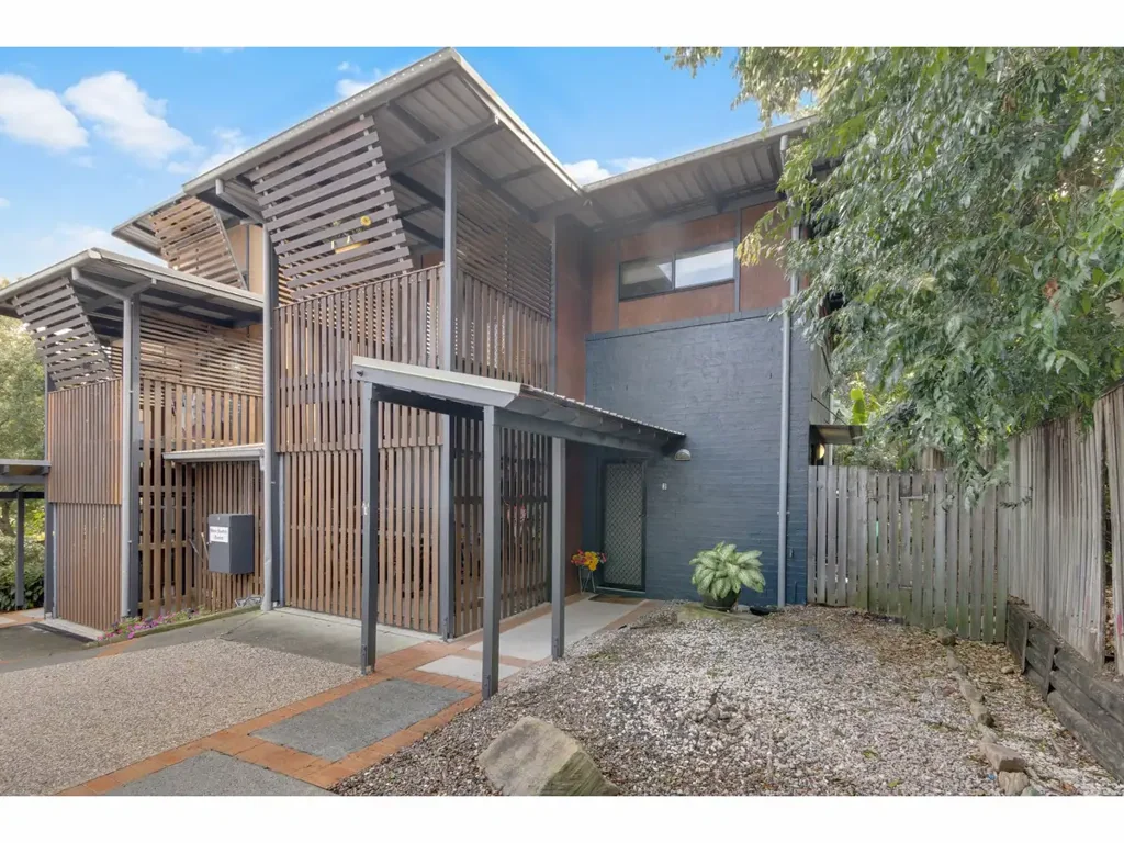 West End 3房 难得的联排别墅机会 A Rare Townhouse Opportunity