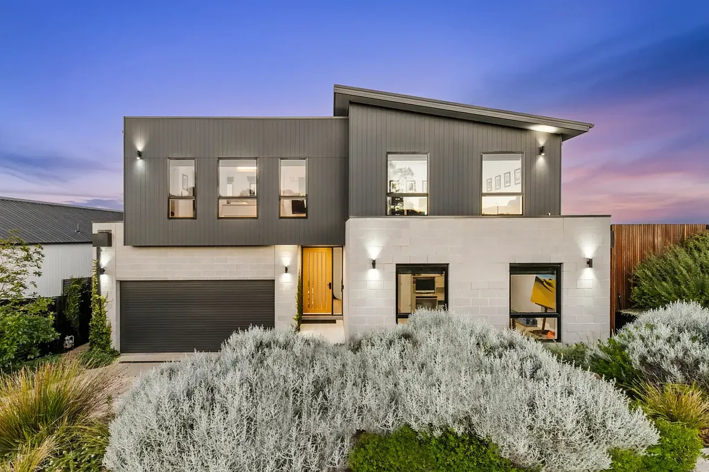Wandana Heights 5房  Elevated Custom Living with Sweeping Geelong Views