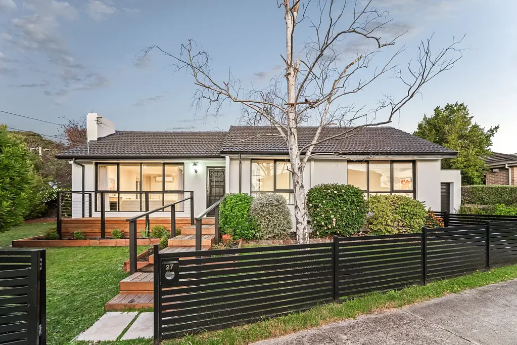 Mount Waverley 3Zimmer Elegant Family House on a Prime Corner