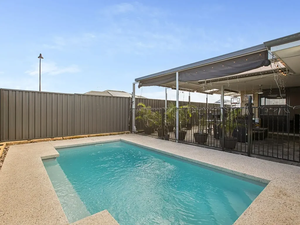 Baldivis 5Moenga Spacious Family Home with Pool, Solar & Fantastic Outdoor Entertaining